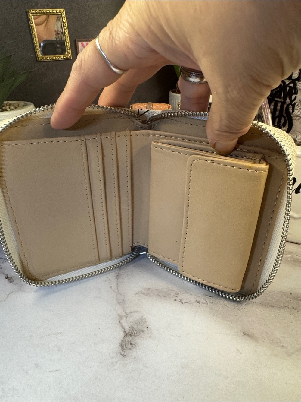 Guess Wallet - Picture 5 of 9